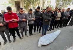 الصلاة على شهيد ارتقى في غزة جراء عدوان الاحتلال المتواصل