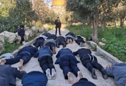 مستوطنون يؤدون ما يُعرف بـ”السجود الملحمي” قبالة مسجد قبة الصخرة، خلال اقتحامهم المسجد الأقصى