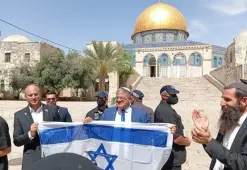 الإرهابي بن غفير يقتحم المسجد الأقصى ويرفع علم الاحتلال في باحاته
