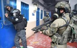 قوات القمع التابعة للاحتلال تعتدي على الأسرى - أرشيفية -