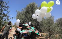 شبان يطلقون بالونات حارقة من غزة