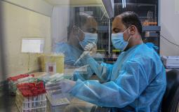 فحص عينات كورونا في المختبر المركزي بغزة