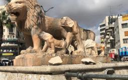 شاب يحطم أجزاء من أسود دوار المنارة في رام الله