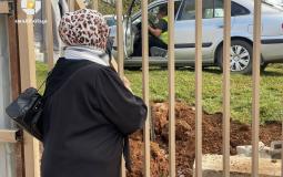 مرابطة فلسطينية تنظر إلى نبش الاحتلال للقبور في مقبرة اليوسفية