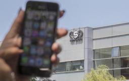 جهاز آيفون أمام مبنى شركة "NSO"