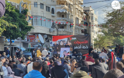 فلسطينيون يؤدون صلاة الجمعة أمام مقر الصليب الأحمر بغزة نصرة للأسرى