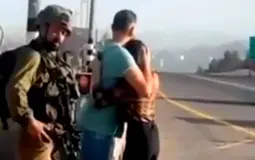 لحظة اعتقال الشاب جاسر دويكات من قبل قوات الاحتلال