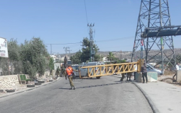 الاحتلال ينصب بوابة حديدية على مدخل حوسان الغربي