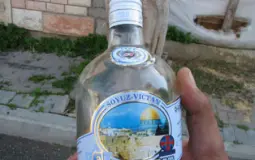 زجاجات الخمر يوضع عليها قبة الصخرة المشرفة