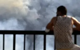 مواطن جزائري يراقب الحرائق