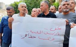 موظفو بلدية جنين يعتصمون للمطالبة بصرف رواتبهم