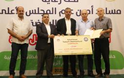 جانب من توزيع المنحة على الأندية