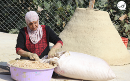 سيدة فلسطينية بارعة في صناعة "أفران الطين"