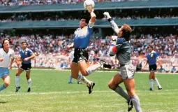 لحظة إحراز مارادونا الهدف