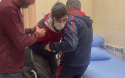 الشاب قسام حمايل عقب الإفراج عنه من سجون السلطة