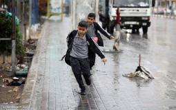 طلاب أثناء ذهابهم للمدرسة صباح اليوم