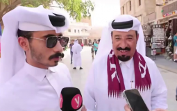 شاب قطري يرفض الحديث مع مراسل صحيفة يديعوت أحرونوت