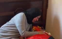 والدة الشهيد هيثم مبارك أثناء توديعه