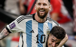ميسي يحتفل بعد فوز الأرجنتين على كرواتيا