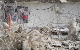 عائلة مطر تبكي على منزلها الذي هدمته قوات الاحتلال في جبل المكبر