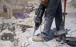 الاحتلال يجبر مقدسيا على هدم منزله في حي رأس العمود