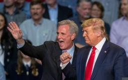 كيفن مكارثي مع الرئيس الأمريكي السابق دونالد ترامب