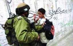 جندي من قوات الاحتلال يعتدي على طالب فلسطيني بالضفة المحتلة -أرشيفية -