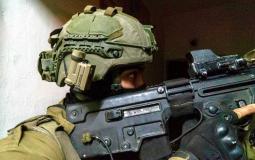 أحد جنود الاحتلال يطلق النار على فلسطينيين -ارشيف-