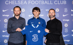 فيليكس في المنتصف