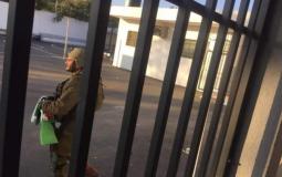 لحظة ازالة العلم الفلسطيني