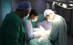 الصحة: إجراء عملية دقيقة لاستئصال ورم في رقبة فتى بمستشفى الأوروبي