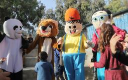 مهرجات يقدمن الدعم النفسي للأطفال في مدينة غزة