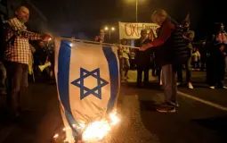 مشجعون يونانيون يحرقون العلم الإسرائيلي