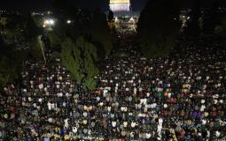 جانب من اعتكاف ليلة الـ27 من رمضان في باحات المسجد الأقصى المبارك.jpg