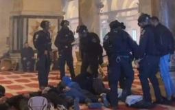 قوات الاحتلال تعتدي على المعتكفين في الأقصى