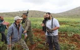 مستوطن مسلح يهاجم المواطنين الفلسطينيين - أرشيف