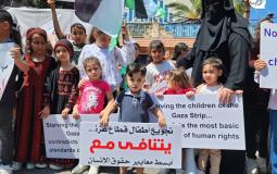وقفة لأطفال بغزة للمطالبة بالتراجع عن وقف مساعدات إنسانية