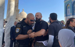 اعتداء قوات الاحتلال على أحد المرابطين في الأقصى