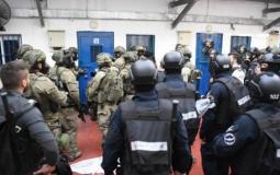 قوات الاحتلال تقمع أحد السجون - أرشيف