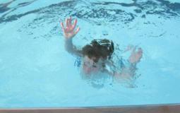 مصرع طفلة غرقا بمسبح داخل شاليه