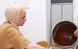 آيات مطير تصنع الحلويات