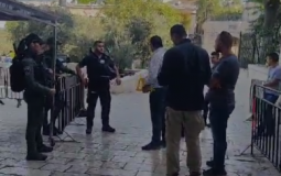 الاحتلال يفتش حقائب الطلبة المقدسيين ويصادر كتب المنهاج الفلسطيني