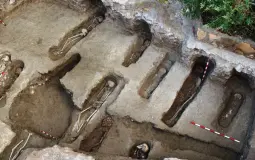 المقبرة المكتشفة واحدة من أصل 8 وتضم رفات مسلمين وقطعا فخارية بها زخارف إسلامية