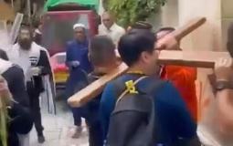 مستوطنون يبصقون على حجاج مسيحيين بالقدس المحتلة