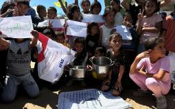 فلسطينيون يتجمعون للحصول على الطعام المجاني من "تكية" في خانيونس وسط استمرار العدوان والحصار الإسرائيلي