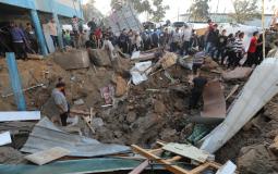 آثار مجزرة ارتكبها الاحتلال بقصف مدرسة تؤوي نازحين بمخيم البريج