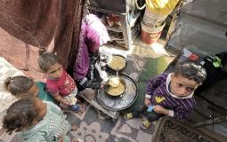 أم فلسطينية تعيش مع أطفالها في خيمة بظروف قاسية وعدم توفر الطعام وتفشي المجاعة