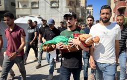 أب يحمل جثمان طفله الذي ارتقى بقصف إسرائيلي وسط قطاع غزة