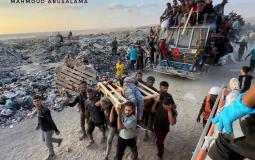 نقل شهيد على "مشطاح" خشبي قتله الاحتلال أثناء ذهابه لاعتراض الشاحنات والحصول على المساعدات في غزة