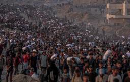 تجمهر المواطنين في غزة للحصول على المساعدات الإنسانية